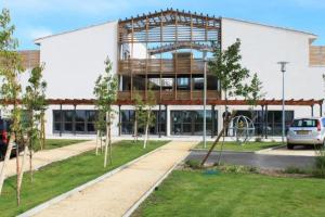 duży biały budynek z placem zabaw przed nim w obiekcie 107 Paisible et unique avec terrasse sur vue piscine w mieście Éguilles