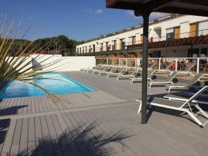 Basen w obiekcie 107 Paisible et unique avec terrasse sur vue piscine lub w pobliżu