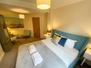 - une chambre avec un grand lit et 2 oreillers dans l'établissement Stunning House In Beautiful Madingley Village, 