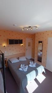 Ένα ή περισσότερα κρεβάτια σε δωμάτιο στο Hôtel Le Pommeil