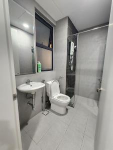 Koupelna v ubytování MuciHOME Clio 3R2B, Putrajaya Condo Near to IOI City Mall, Alamanda, Hospital Serdang, Wetland Studio KRU dll- Non Smoking Home for Malaysian Only