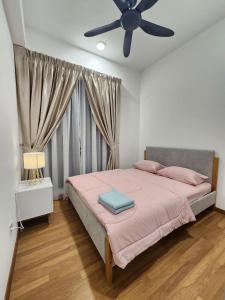 um quarto com uma cama com lençóis cor-de-rosa e uma ventoinha de tecto em Condo Clio at MuciHOME Very Near to IOI City Mall Putrajaya , Hospital Serdang, Wetland Studio KRU dll- non smoking Home for local em Putrajaya