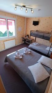 Ένα ή περισσότερα κρεβάτια σε δωμάτιο στο Hôtel Le Pommeil