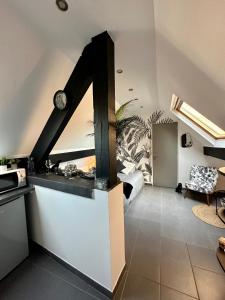 een keuken met een klok aan een muur in een kamer bij Studio chaleureux hypercentre Amiens in Amiens
