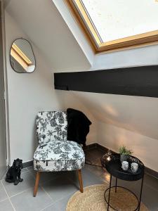 een woonkamer met een stoel en een tafel bij Studio chaleureux hypercentre Amiens in Amiens