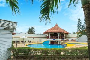 - une piscine avec un kiosque à côté d'un bâtiment dans l'établissement Hotel Silvestre, à La Romana