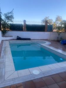- une piscine d'eau bleue dans l'arrière-cour dans l'établissement Villa Miriam, à Padul