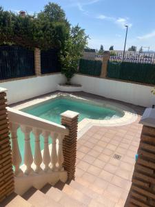 une petite piscine avec une clôture blanche et une clôture blanche dans l'établissement Villa Miriam, à Padul