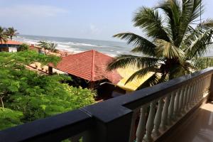 einen Balkon mit Blick auf den Strand und das Meer in der Unterkunft Baga Beach Myron in Baga
