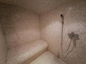Kamar mandi di BeautyD Familie- of gezinskamer JUNIOR-SUITE centrum Gullegem