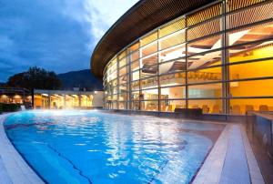 The swimming pool at or close to Weinberg Apartments