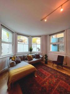 Seating area sa Stunning Victorian Mansion Flat