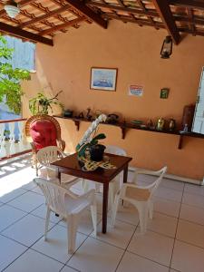 a dining room with a table and chairs at Casa do Éden in Paraty
