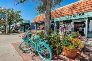 uma bicicleta azul estacionada em frente a uma loja em In the Center of Gulfport, Min Away From the Beach! em St Petersburg