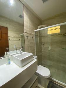 ein Bad mit einem Waschbecken, einem WC und einer Dusche in der Unterkunft Casa do Mar Stella Maris in Salvador