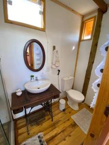 uma casa de banho com um lavatório e um WC em Chalé Vida Boa: Paz e Aconchego em Vale do Capao