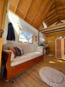 uma sala de estar com um sofá numa cabina em Chalé Vida Boa: Paz e Aconchego em Vale do Capao