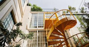 una escalera de caracol frente a un edificio en Casa Izeba en Ciudad de México