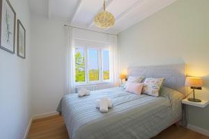 - une chambre avec un lit et 2 serviettes dans l'établissement Marina House, à Pechón