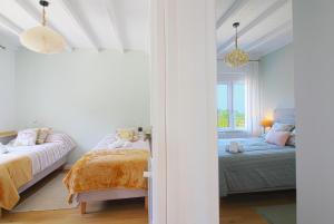 - une chambre avec 2 lits et une fenêtre dans l'établissement Marina House, à Pechón