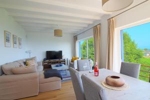 a living room with a table and a couch at Marina House in Pechón