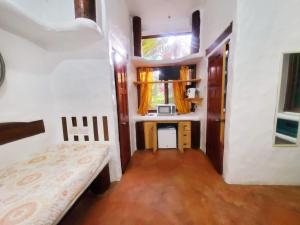 um pequeno quarto com uma cama e uma janela em Reef View Pavilions - Villas & Condos em Lance aux Épines