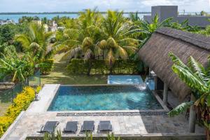 una vista dall'alto di una piscina in un resort di Twakila Sunset Suites a La Gaulette
