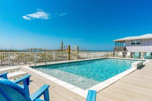 een zwembad op een terras met de oceaan op de achtergrond bij 2 Carats East in Gulf Shores