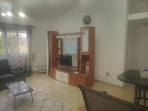 een woonkamer met een tv en een tafel bij Vipingo royal homes in Kilifi