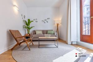 ein Wohnzimmer mit einem Sofa und einem Tisch in der Unterkunft Bellas Artes en Madrid in Madrid