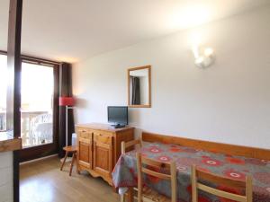 ラルプ・デュエズにあるAppartement Huez, 2 pièces, 6 personnes - FR-1-405-99のダイニングルーム(テーブル、デスク、コンピュータ付)