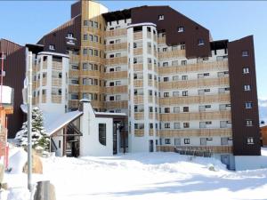 ラルプ・デュエズにあるAppartement Huez, 2 pièces, 6 personnes - FR-1-405-99の雪面大きな建物