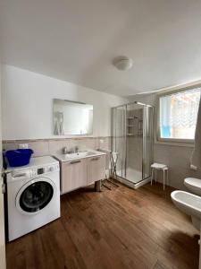 a bathroom with a washing machine and a sink at Magdalenablick in Funes