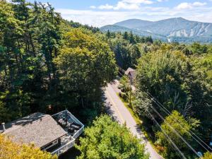 eine Luftansicht eines Hauses mit einer Straße und Bäumen in der Unterkunft Dog friendly Family home at Lake Winnipesaukee & Gunstock in Gilford