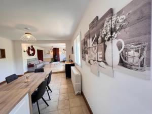 a kitchen and living room with a table and chairs at LA MAISON DES ARUMS-WIFi-JARDIN PRIVE-PROPERTY RENTAL NM in Trélissac