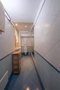 łazienka z toaletą, umywalką i blatem w obiekcie Casa a Santa Maria di Leuca w mieście Leuca +29 zdjęć