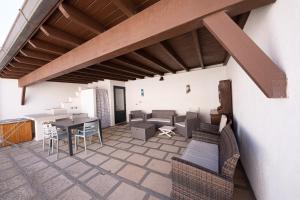 patio ze stołem i krzesłami oraz jadalnią w obiekcie Casa a Santa Maria di Leuca w mieście Leuca