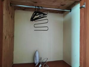 Zimmer mit einem Surfbrett und einem Schild an der Wand in der Unterkunft Arunga's Homely Kakamega Stay in Kakamega