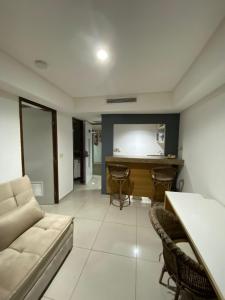 Tambaú的住宿－Marinas Flat 116，客厅配有沙发和桌子