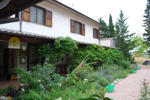 een huis met een tuin ervoor bij B&B Prato San Lorenzo in Nocciano