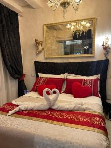 Un dormitorio con una cama con cisnes. en Venice Luxury Watersdoor en Venecia