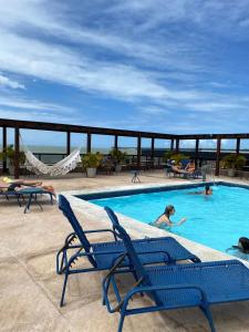 - une piscine pour femmes dans un complexe dans l'établissement Marinas Flat 116, à Tambaú