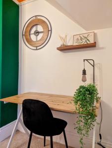 Jesmond的住宿－The Akenside，一张桌子、椅子和墙上的时钟