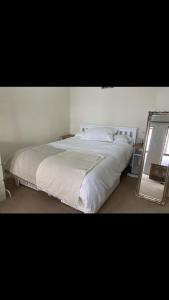 - une chambre avec un grand lit et un miroir dans l'établissement Cosy central London flat Trafalgar Square, à Londres