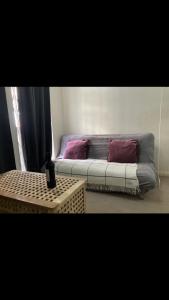 a couch and a coffee table in a room at Cosy central London flat Trafalgar Square in London