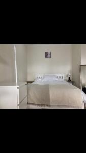 Giường trong phòng chung tại Cosy central London flat Trafalgar Square