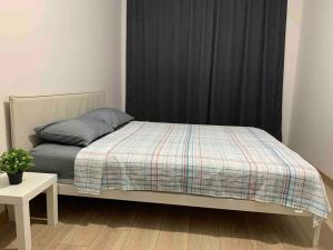 ein Bett in einem Schlafzimmer mit einem schwarzen Vorhang in der Unterkunft Beautiful apartment 2+1 in Istanbul