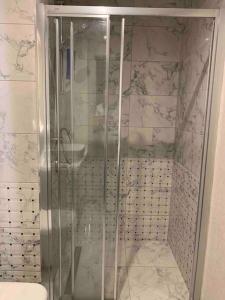 eine Dusche mit Glastür im Bad in der Unterkunft Beautiful apartment 2+1 in Istanbul