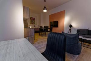 ein Esszimmer und ein Wohnzimmer mit einem Tisch und Stühlen in der Unterkunft Wohnung 2 neben Warschauer Platz und Spree in Berlin