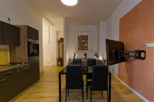 eine Küche und ein Esszimmer mit einem Tisch und einem Bett in der Unterkunft Wohnung 2 neben Warschauer Platz und Spree in Berlin